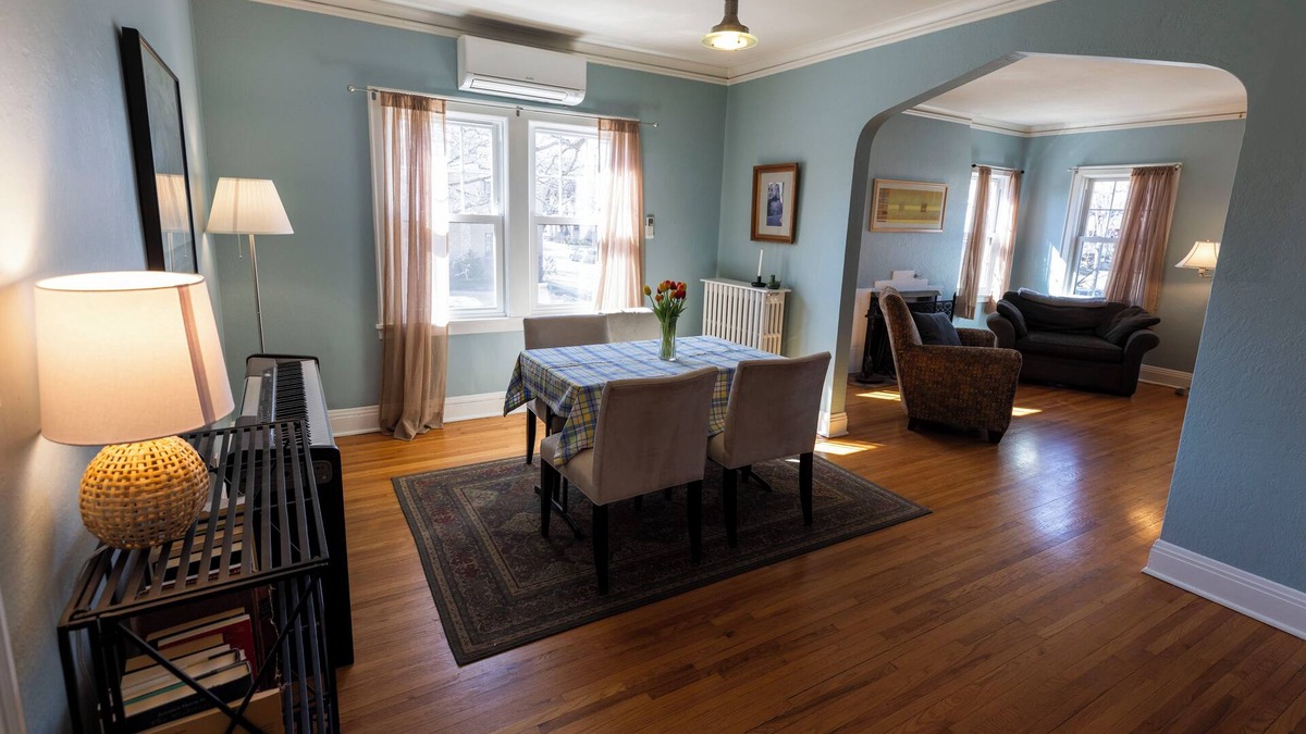 Carag Apartment | Sunny upstairs 1-bedroom apartment with AC, WiFi in charming Minneapolis