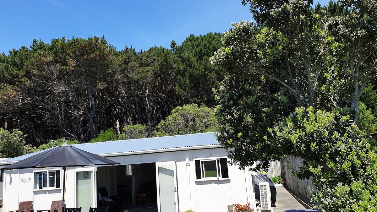 Waitarere Beach House | Sunny, well appointed bach for you to enjoy. Just minutes walk to the beach