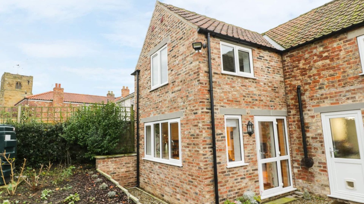 Husthwaite Cottage | SUNNYSIDE GARDEN COTTAGE, pet friendly, with a garden in Husthwaite