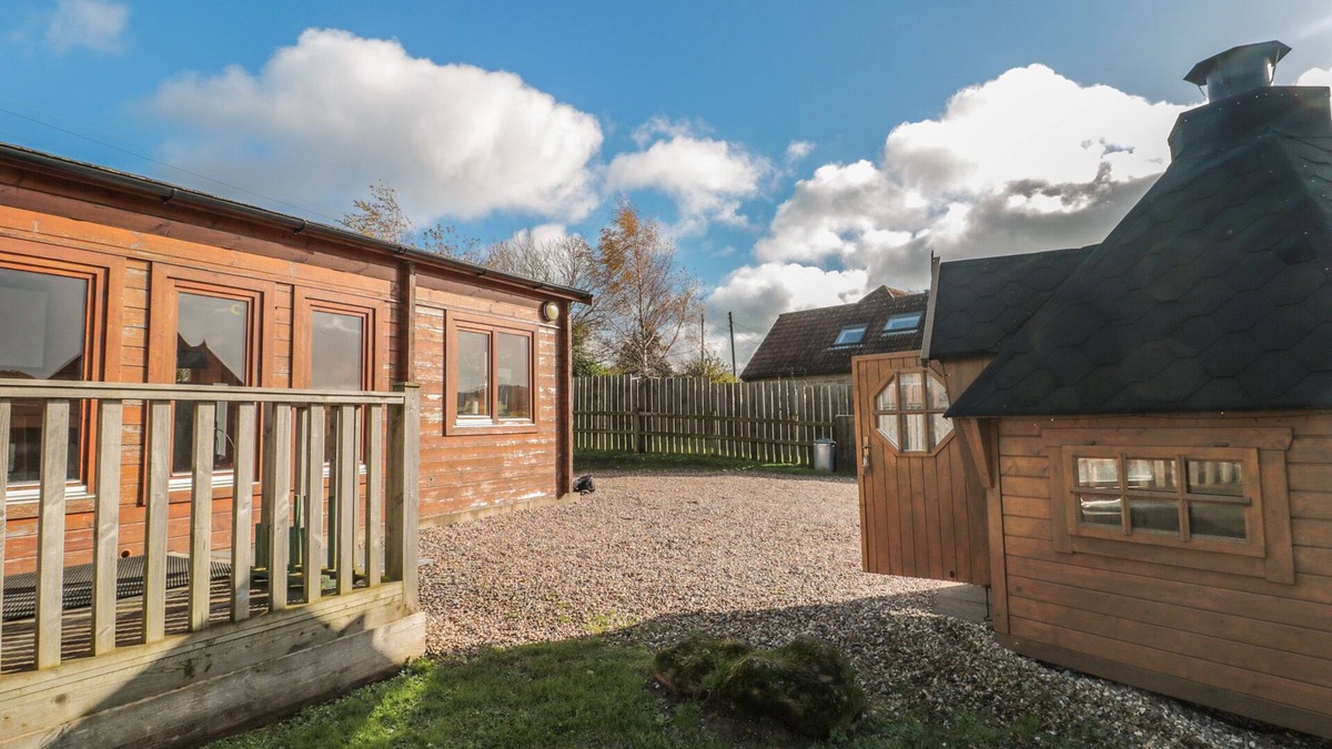 Crewkerne Cottage | SUNNYSIDE LODGE, pet friendly, with a garden in Crewkerne