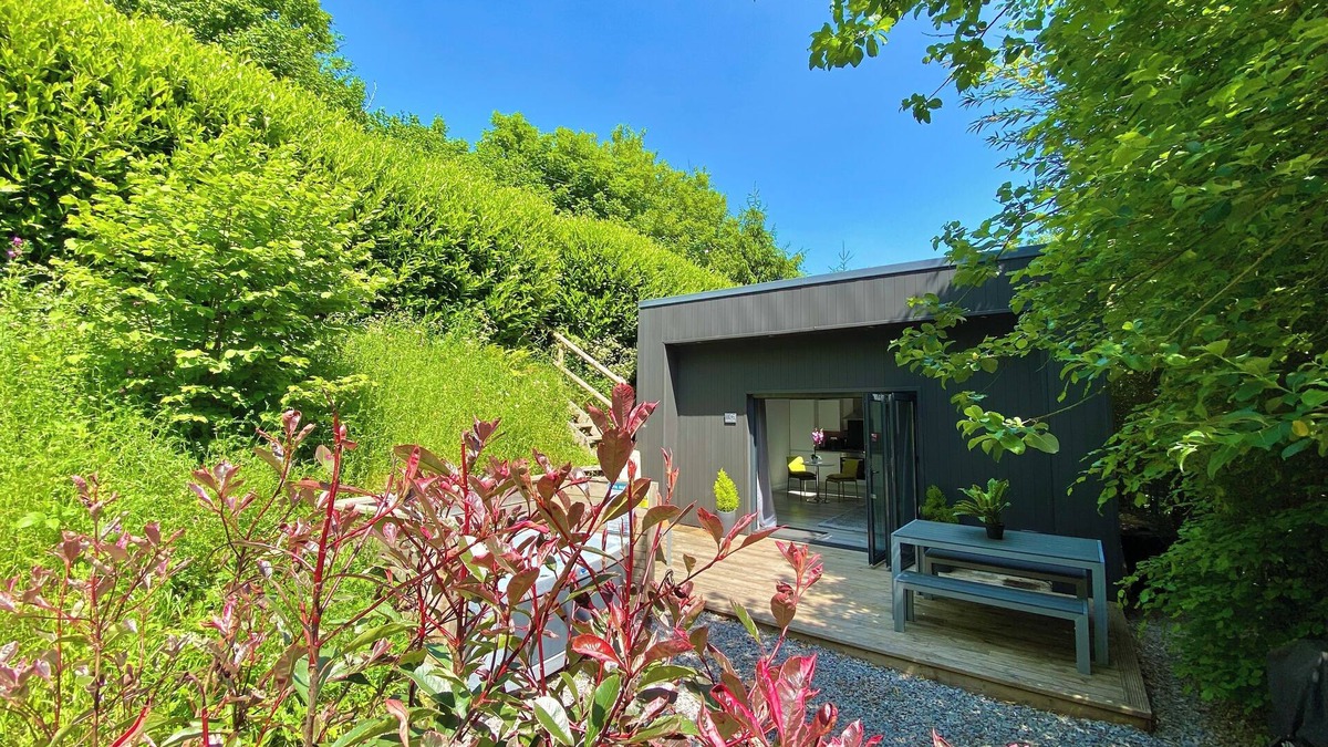 Newton Ferrers Cabin | Sunridge Cube 1 with Hot Tub & Giant Home Cinema