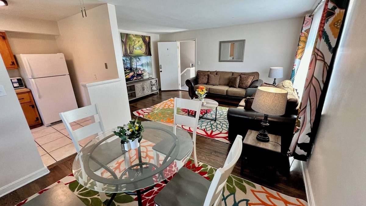 Westwood Apartment | Sunrise Blossom 2 Bedroom Apartment 13 Minutes to Downtown