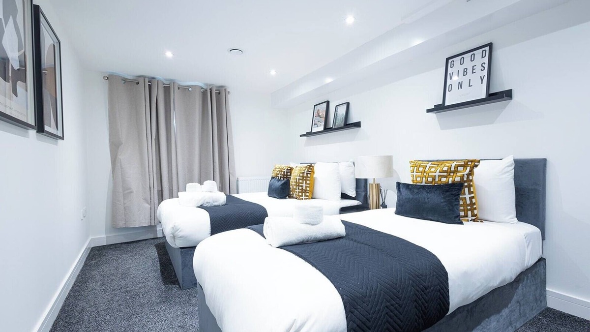 Gravesend Apartment | Sunrise Haven in Kent 2 bed Apartment Sleeps 7