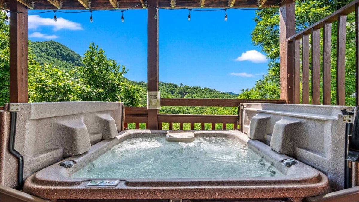 Wears Valley Cabin | Sunrise Lodge: Stunning MTN Views! 3BR*Hot Tub*Firepit + Fireplace