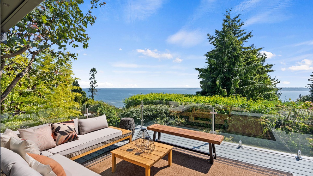 Rollingbay House | Sunrise Oasis. Water View. Family & Dog friendly