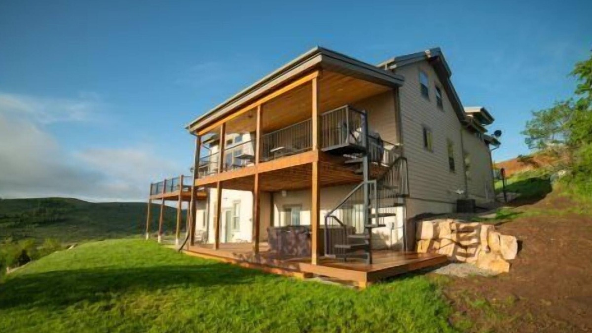 Garden City House | Sunrise Retreat Garden City - 8 Bedroom beautiful home with stunning views and easy access to Town