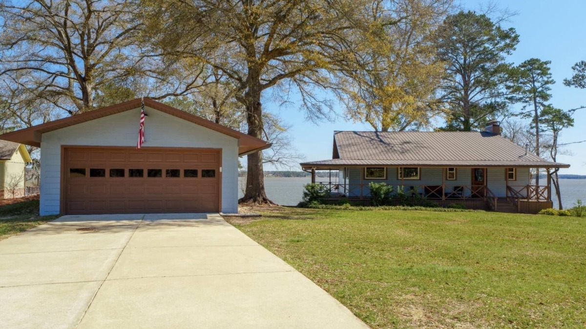 Abbeville House | Sunrise Retreat, Sunrise Retreat- Lakefront Getaway on Lake Eufaula