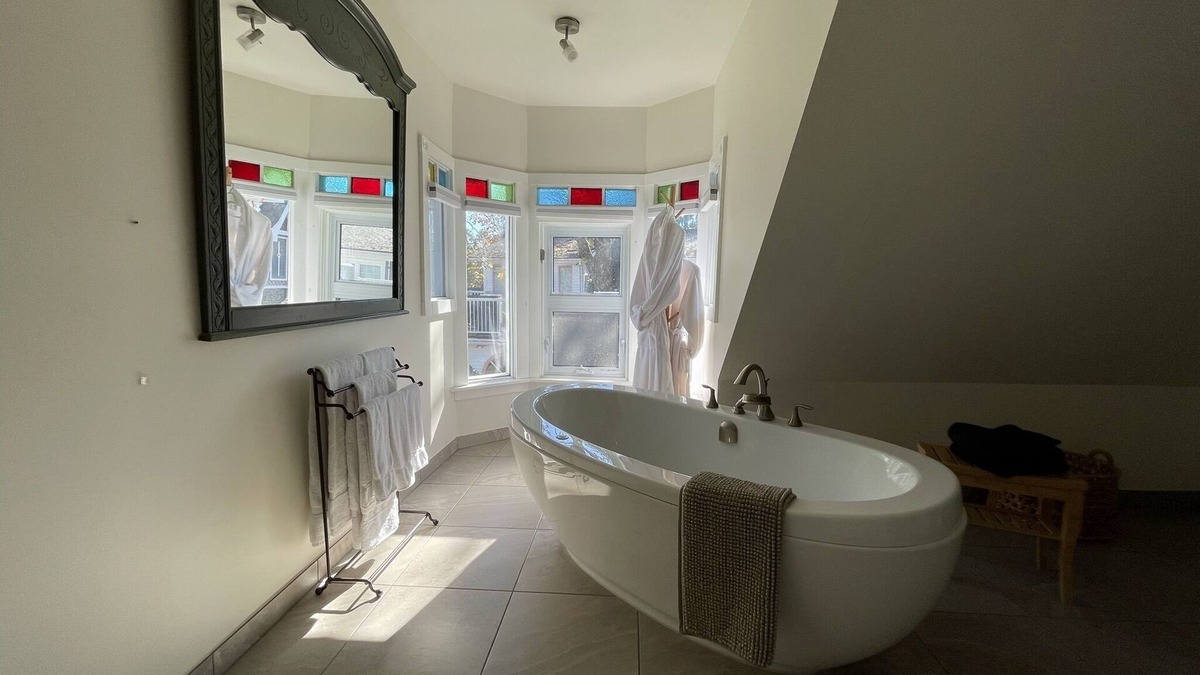 Wolfville Bed & Breakfast | Sunrise Suite - Jacuzzi, Patio, Downtown