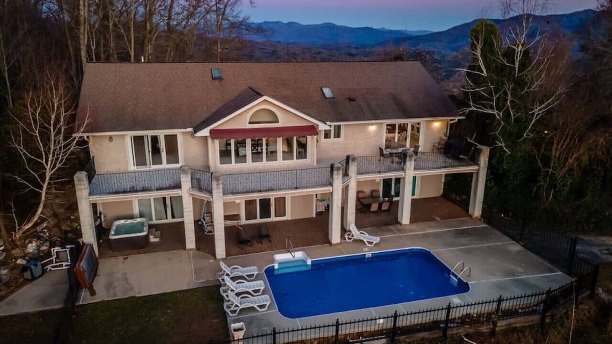 Bryson City House | Sunrise/Sunset Mnt View Pool home!