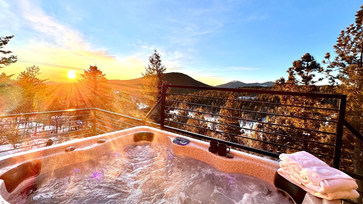 Central City House | Sunrise+Sunset views - HotTub/Firepit/RecRoom/BBQ/Yoga studio/Treadmill