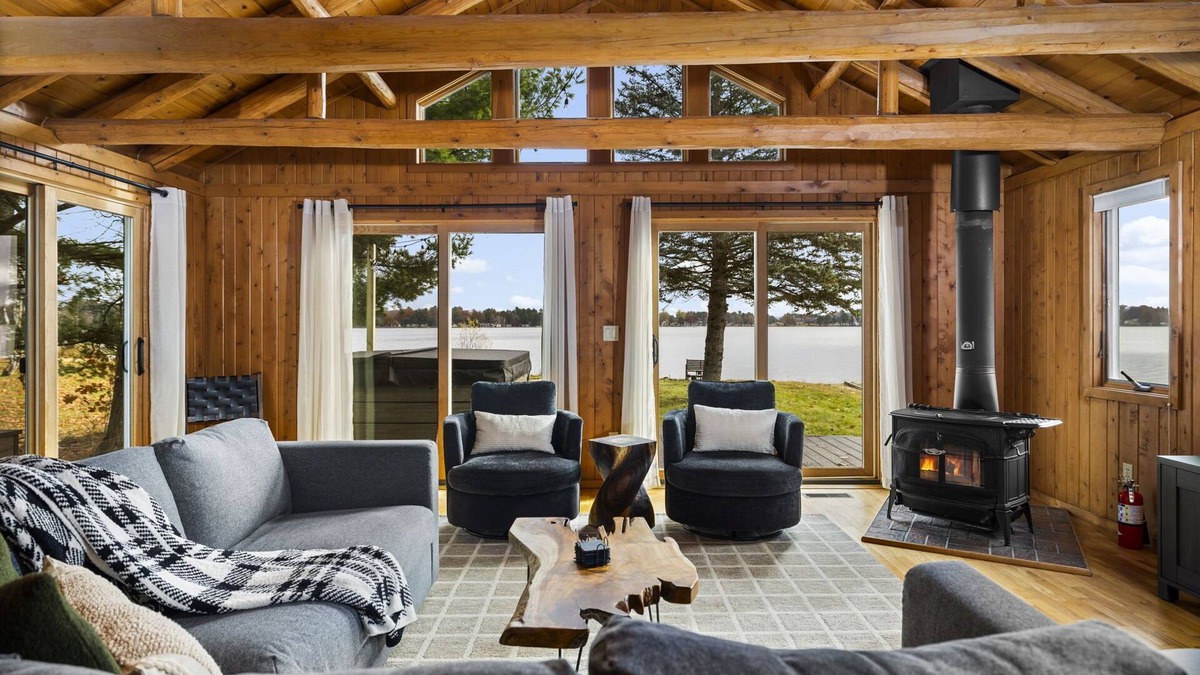 Gaylord Cabin | ~Sunrise Vista~Lakefront~Dock~Kayaks~Hot Tub~Games