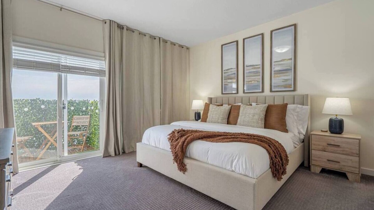 Southeast Calgary House | Sunrises Near DT & Stampede 2 BR 2 BA w AC