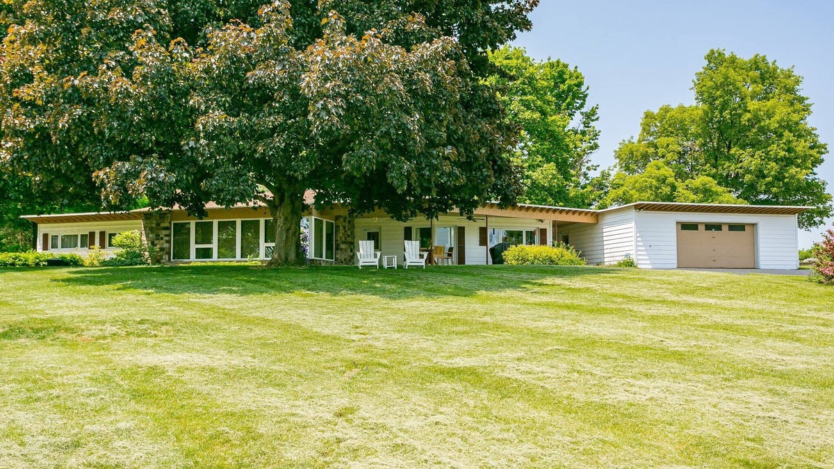 Geneva House | Sunrises over Seneca. Walk to local wineries. Pet Friendly. It's Perfect!