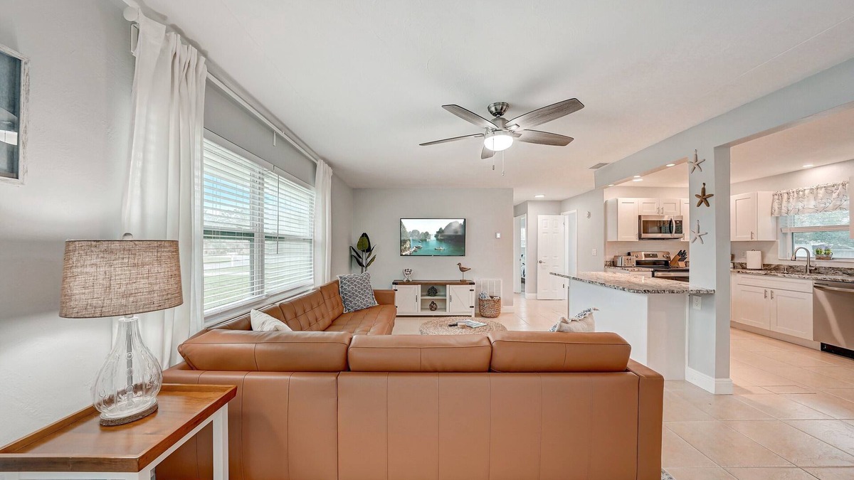 Walsingham House | Sunroom | Master King & Games | 3.4 Miles to IRB