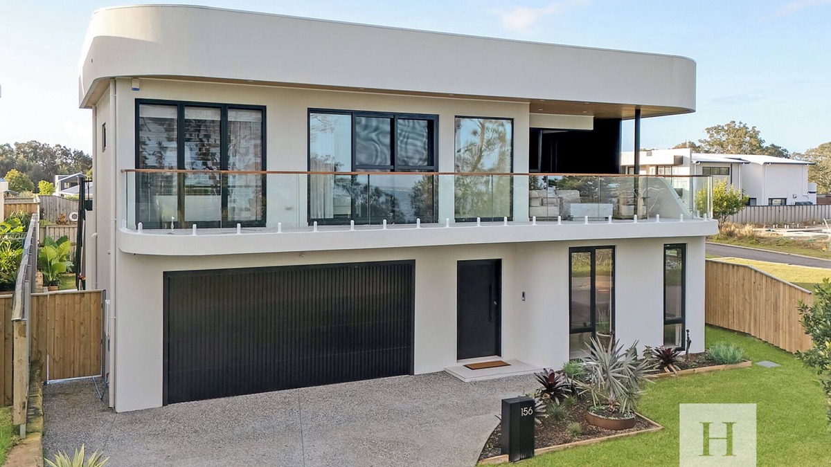 Morisset Park House | Sunset and Serenity Trinity - Luxury Lakefront Living with Relaxed Leisure