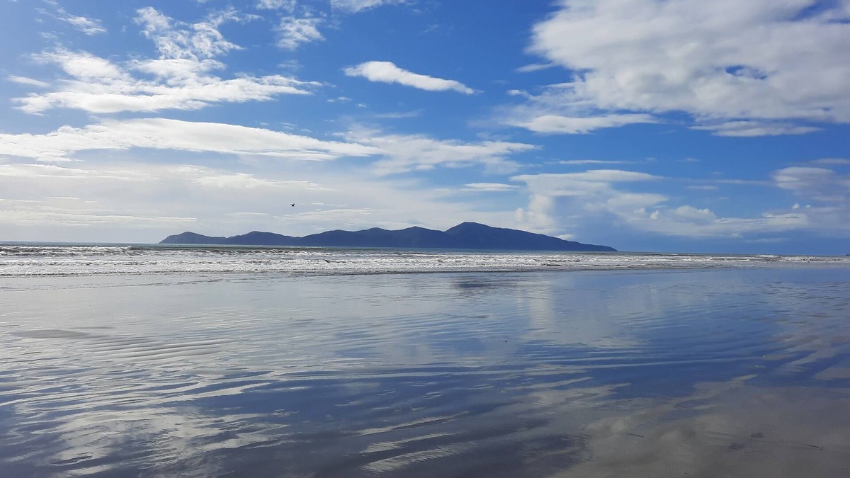 Paekakariki Cottage | Sunset cottage Paekākāriki - sand, sea and sunsets