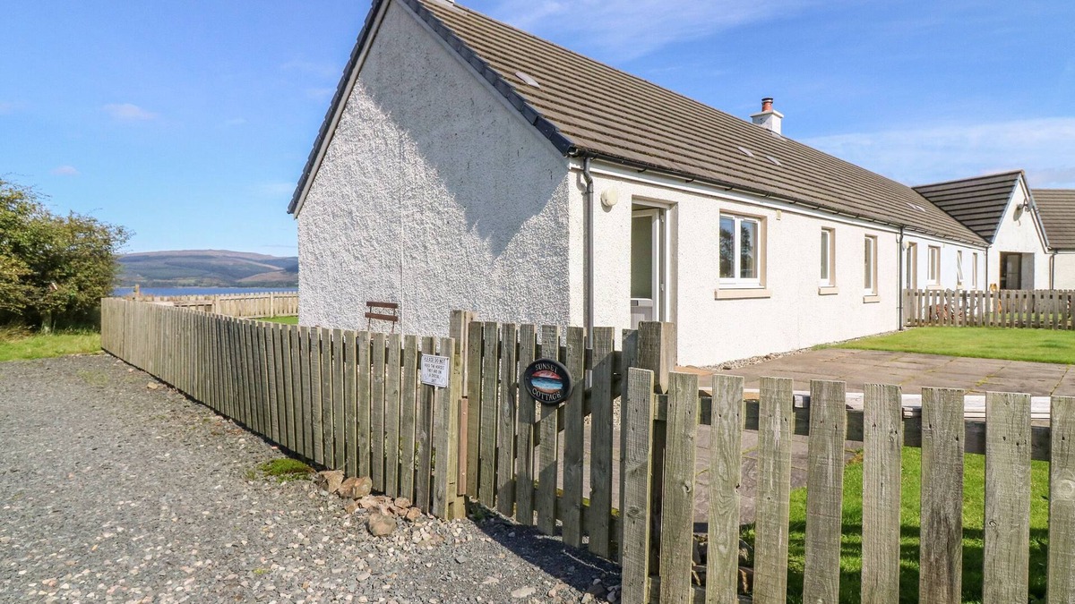 Gruline Cottage | SUNSET COTTAGE, pet friendly in Craignure, Isle Of Mull