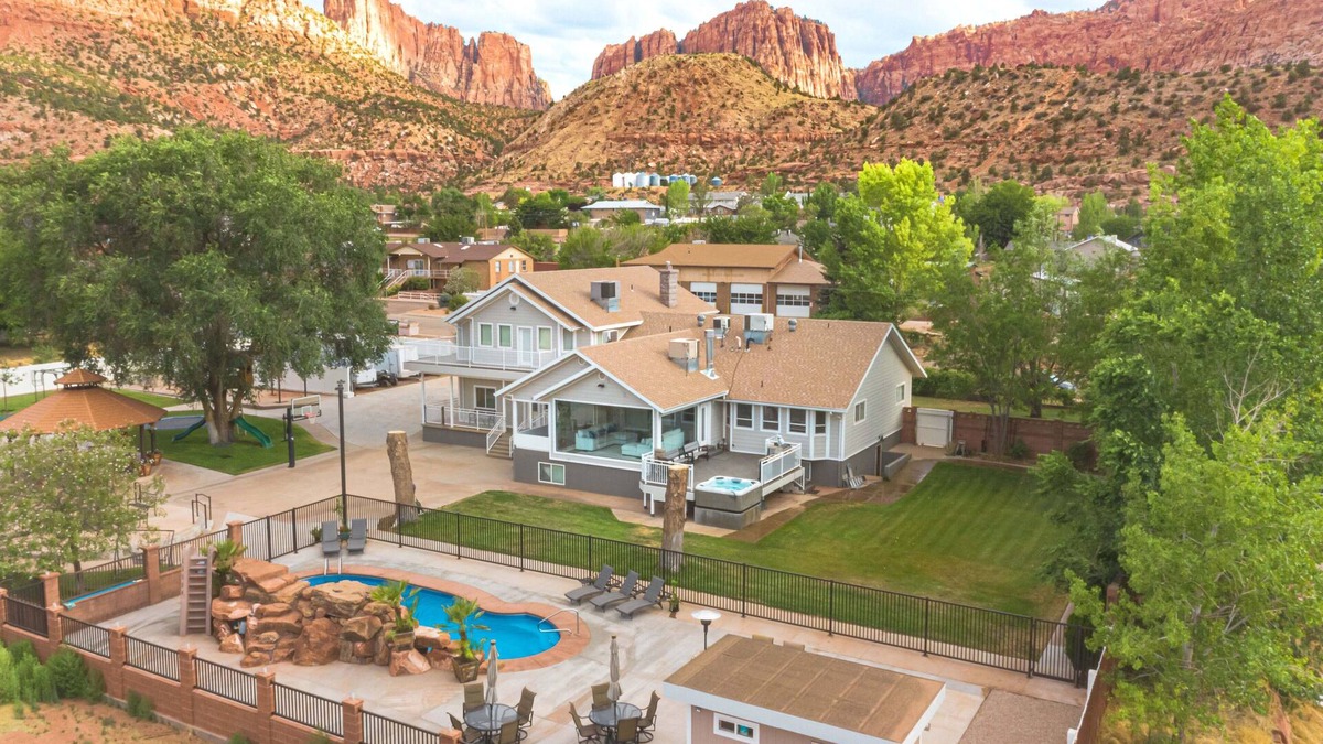 Hildale House | Sunset Cove at Zion Canyon ☼ 6BR 6BA Pool w/Waterfall, Hot Tub, Sauna, Gym