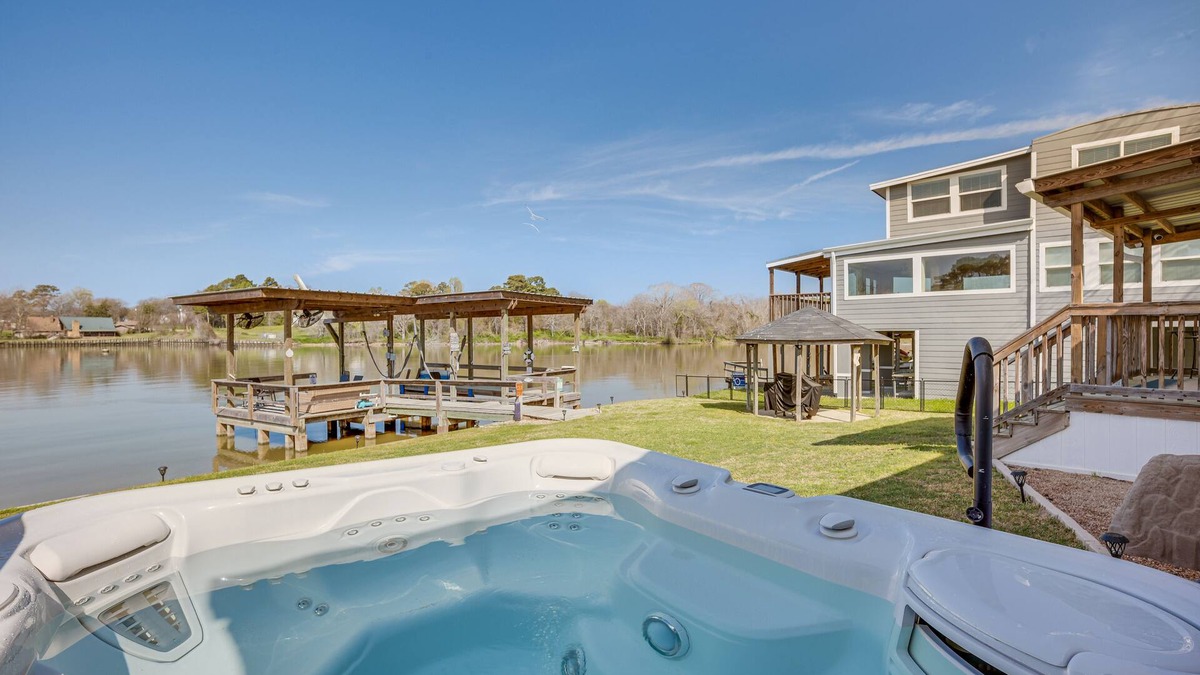 Onalaska House | ‘Sunset Cove’ Lakefront Rental w/Private Dock!