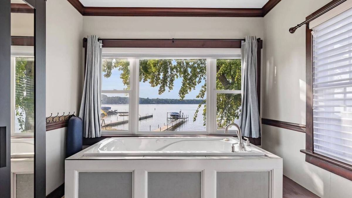 La Porte House | Sunset Hideaway - A Beachfront Bungalow