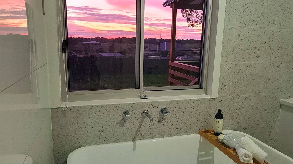 Kingscote House | Sunset Hideaway - In Kingscote