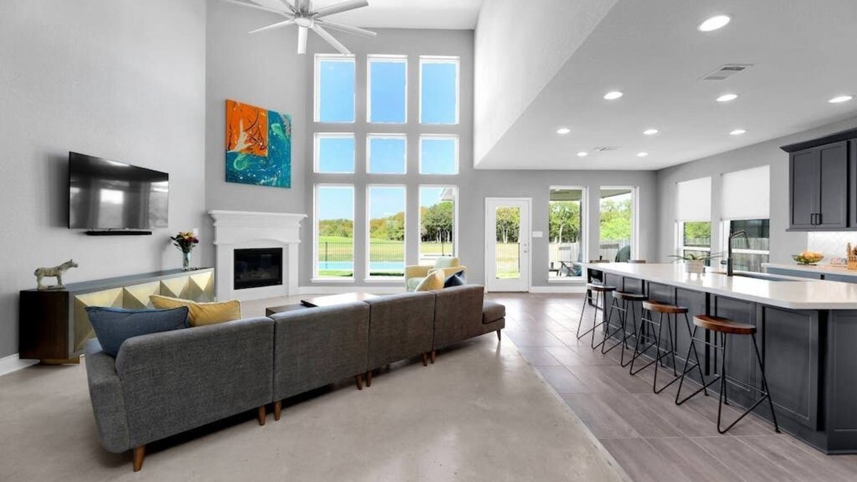 Shadow Glen House | Sunset Hits | Golf Course Views w/ Pool Hot Tub Gym Theatre - 20mins to DT ATX