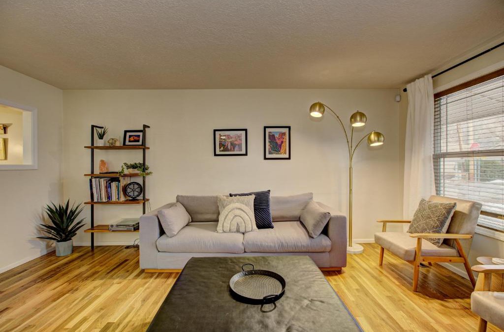 Sunset House | Sunset Home perfect for extended stays with fully fenced in yard, designated office, two living rooms, located across from Boise Foothills and close to Bogus Basin in Boise's North End