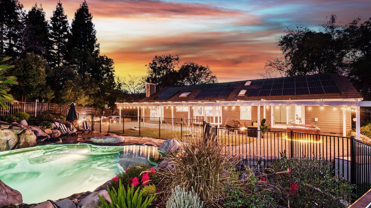 Newcastle House | Sunset House - Pool, Hot Tub, Game Room & Fire Pit