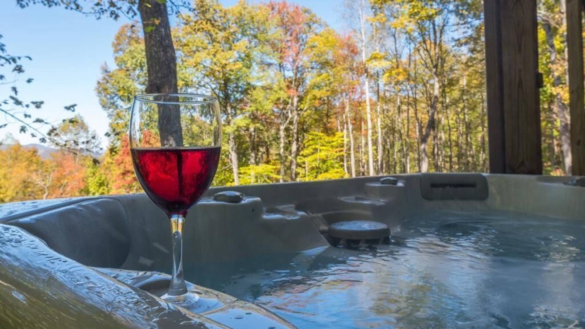 Spruce Pine Cabin | Sunset Mtn Lodge! Hot tub+Fire pit, Fireplace, Hiking, Private, Close to Town!