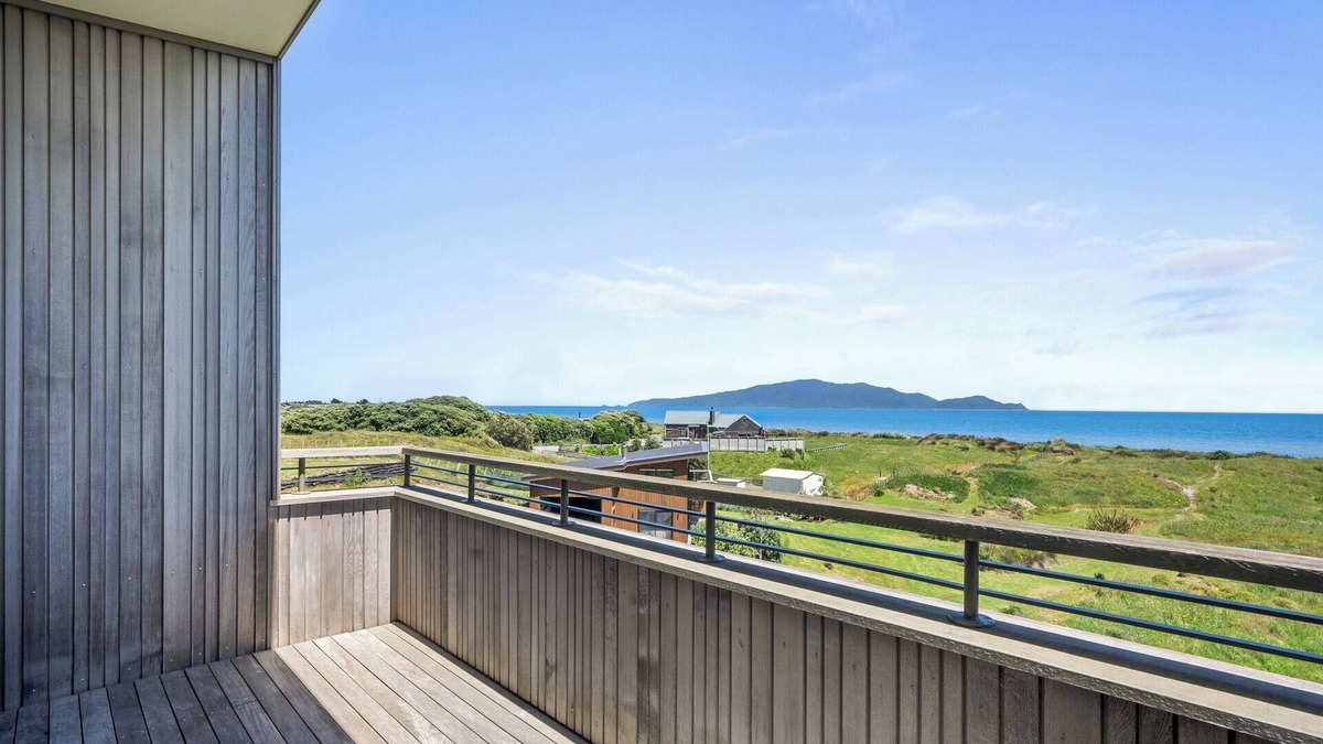 Peka Peka House | Sunset Over Kapiti - Waikanae Holiday Home