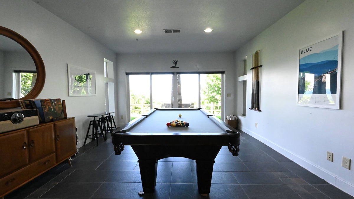 Bryson City House | Sunset Peaks Luxe Mtn Escape + HotTub & Pool Table