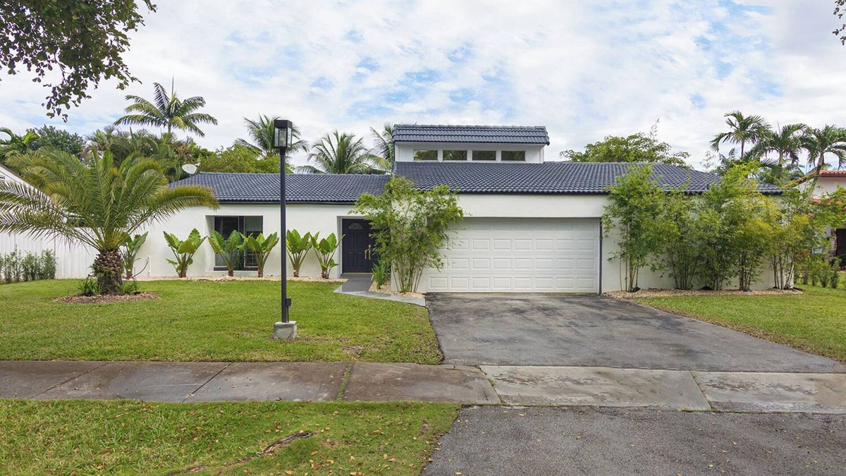 Sunset House | Sunset Retreat - Spacious 5-bedroom house with POOL in awesome Miami