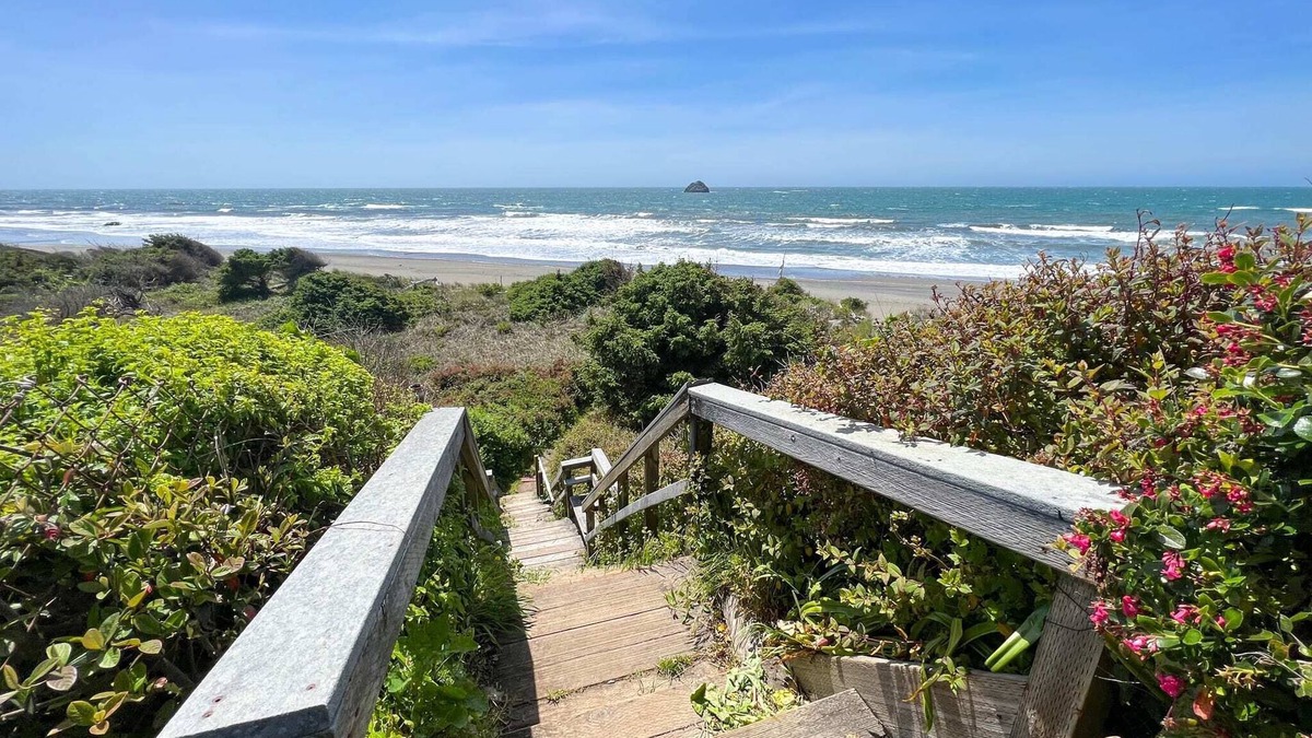 Smith River Apartment | Sunset Shore Retreats Ocean Front "Cozy Seal Slumber"