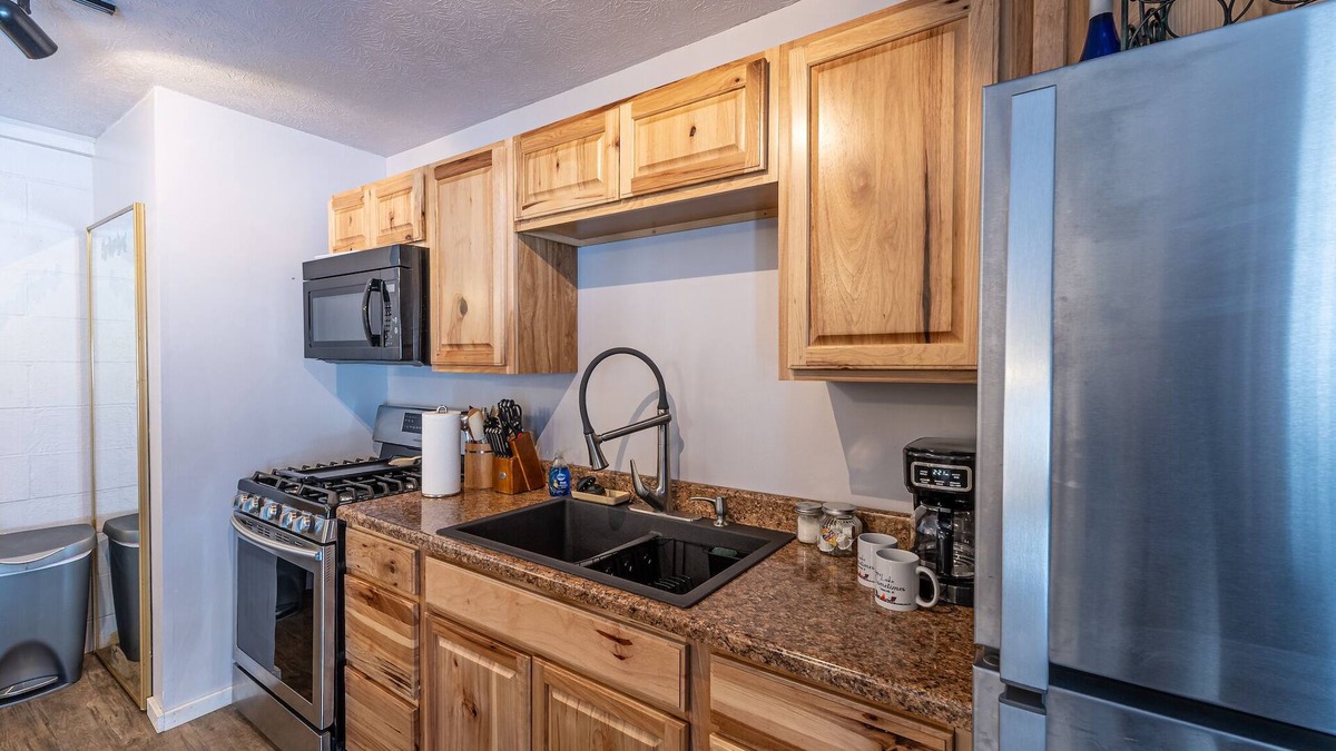 Summersville Apartment | Sunset Suite at Lake Sometimes!