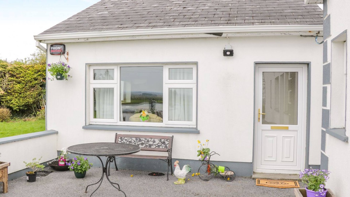 Glenamaddy Cottage | SUNSET VIEW, pet friendly, with a garden in Creggs, County Galway