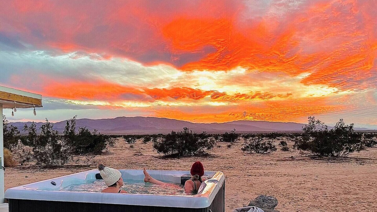 Wonder Valley House | Sunsets + Hot Tub + Starlink, 15 mins to Park
