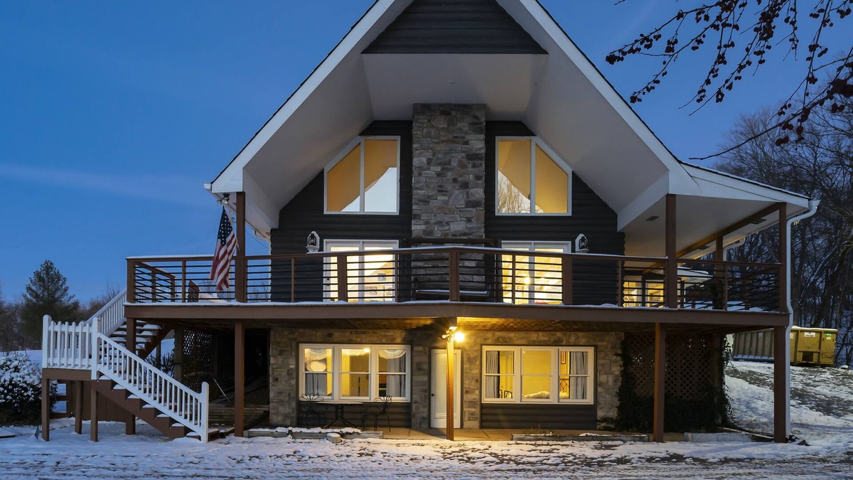 Springfield House | Sunsets & Hot Tub-Epic Lodge 35-min from Nashville