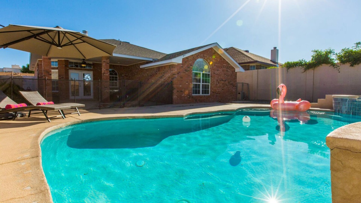Westside House | Sunshine and Pool timen -NO PARTIES ALLOWED-