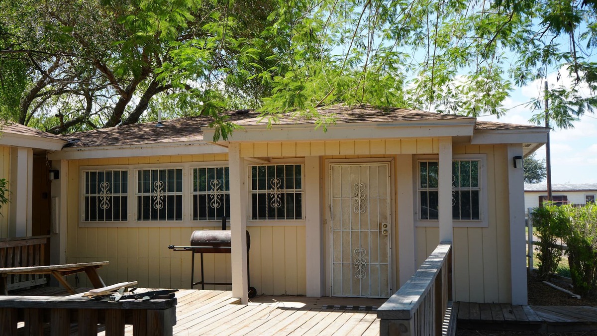 Arroyo City Cottage | Sunshine cabin with a Shared fishing pier Not waterfront