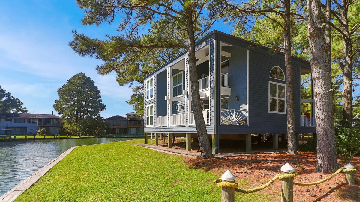 Deep Hole House | Sunshine Daydream - Pet friendly; Waterfront!