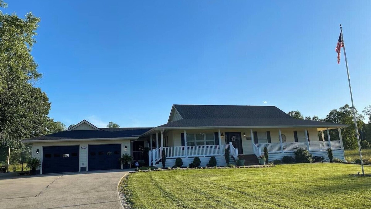 Monticello House | Sunshine Escape: Spacious 6-BDR Home w/Patio, Fire Pit & 2 Miles to Marina