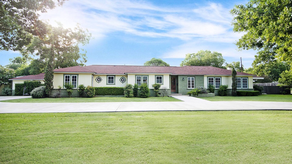 Fredericksburg House | Sunshine Haus, Sleeps up to 14, Hot Tub, Pool, Walk to Main Street, 2 firepls