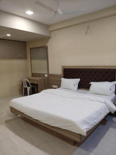 Phaltan Hotel | sunshine lodge