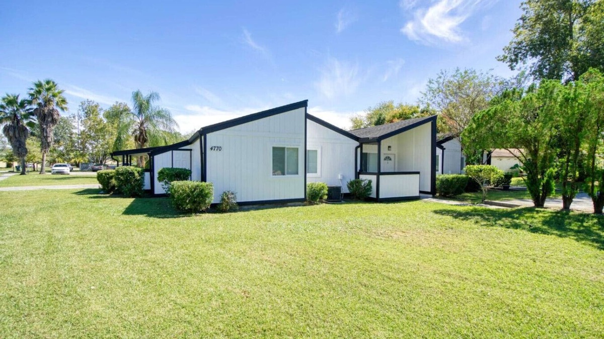 Southpoint House | Sunshine Manor - 2 bd/1ba
