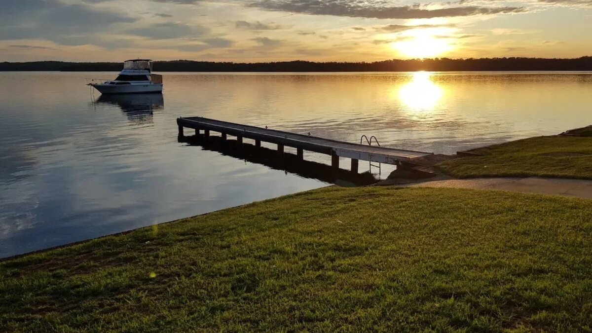 Lake Macquarie City Council House | "Sunshine On The Water" Absolute Waterfront & Jetty. Paradise at your doorstep.