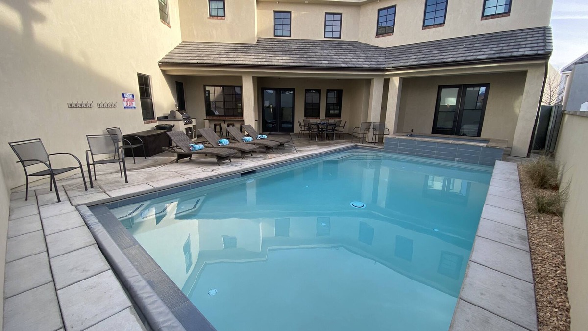 Hurricane House | SUNSHINE VILLA.SLEEPS 30, 8 BR, 8 BA, NEW 2023. Pool/Spa, Super nice and Roomy.