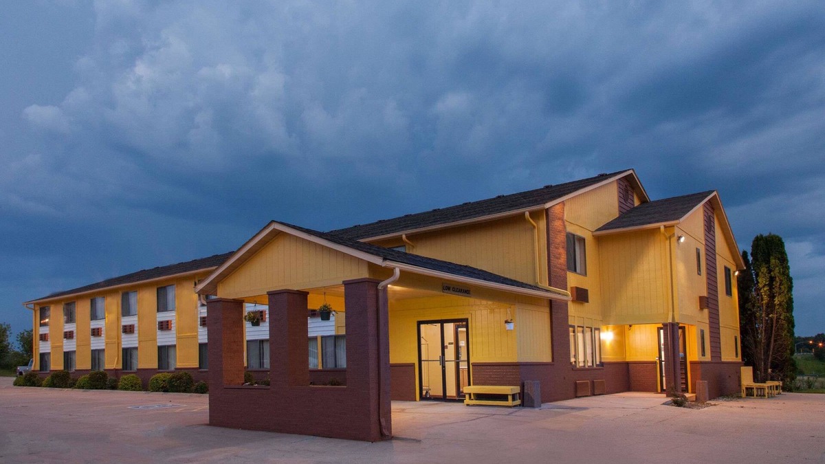 Anamosa Hotel | Super 8 by Wyndham Anamosa IA