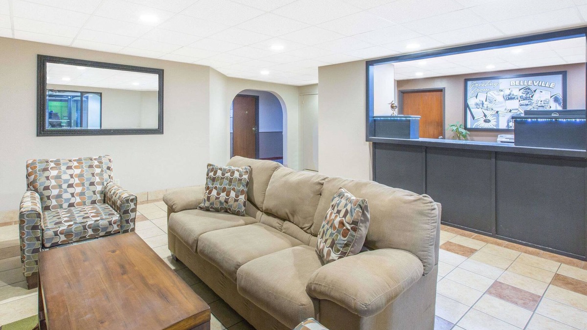 Belleville Hotel | Super 8 by Wyndham Belleville