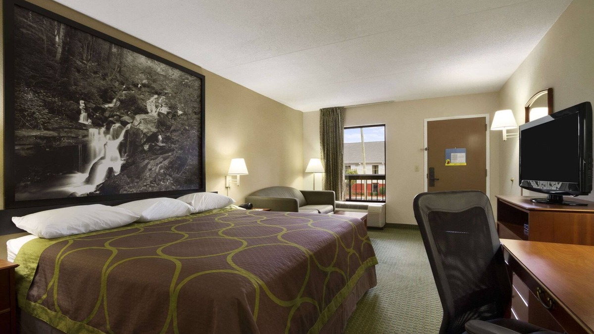 Calhoun Hotel | Super 8 by Wyndham Calhoun