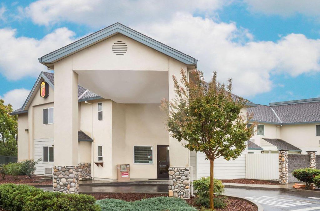 Cloverdale Hotel | Super 8 by Wyndham Cloverdale Wine Country